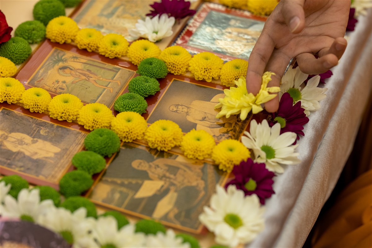 Santcharitdas Swami offers a flower on behalf of Swamishri in his puja